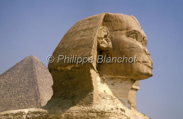 egypte 02.JPG - Sphinx de Gizeh vu de côté et pyramide de KhéopsLe Caire, Egypte